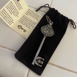 Disney Parks Exclusive Hitchhiking Ghosts Decorative Key